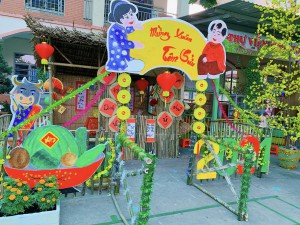 Trang trí nhà xuân đón Tết.