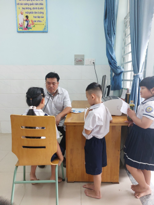 Tổ chức tiêm vắc xin Sởi cho các em học sinh