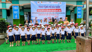 TRAO TẶNG MỦ BẢO HIỂM CHO HỌC SINH LỚP 1, TUYÊN TRUYỀN PHÁP LUẬT VỀ AN TOÀN GIAO THÔNG VÀ PHÒNG CHỐNG BẠO LỰC HỌC ĐƯỜNG