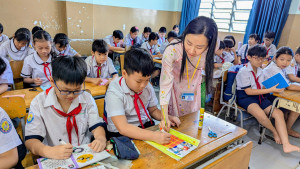 HOẠT ĐỘNG TRẢI NGHIỆM LÀM THIỆP CHÀO MỪNG NGÀY NHÀ GIÁO VIỆT NAM CỦA CÁC EM HỌC SINH KHỐI LỚP 5