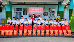 Chương trình "Tết nhân ái" trao tặng quà Tết cho học sinh có hoàn cảnh khó khăn