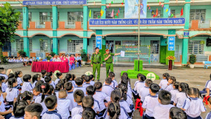 TUYÊN TRUYỀN LUẬT AN TOÀN GIAO THÔNG – CHUNG TAY XÂY DỰNG VĂN HÓA GIAO THÔNG HỌC ĐƯỜNG