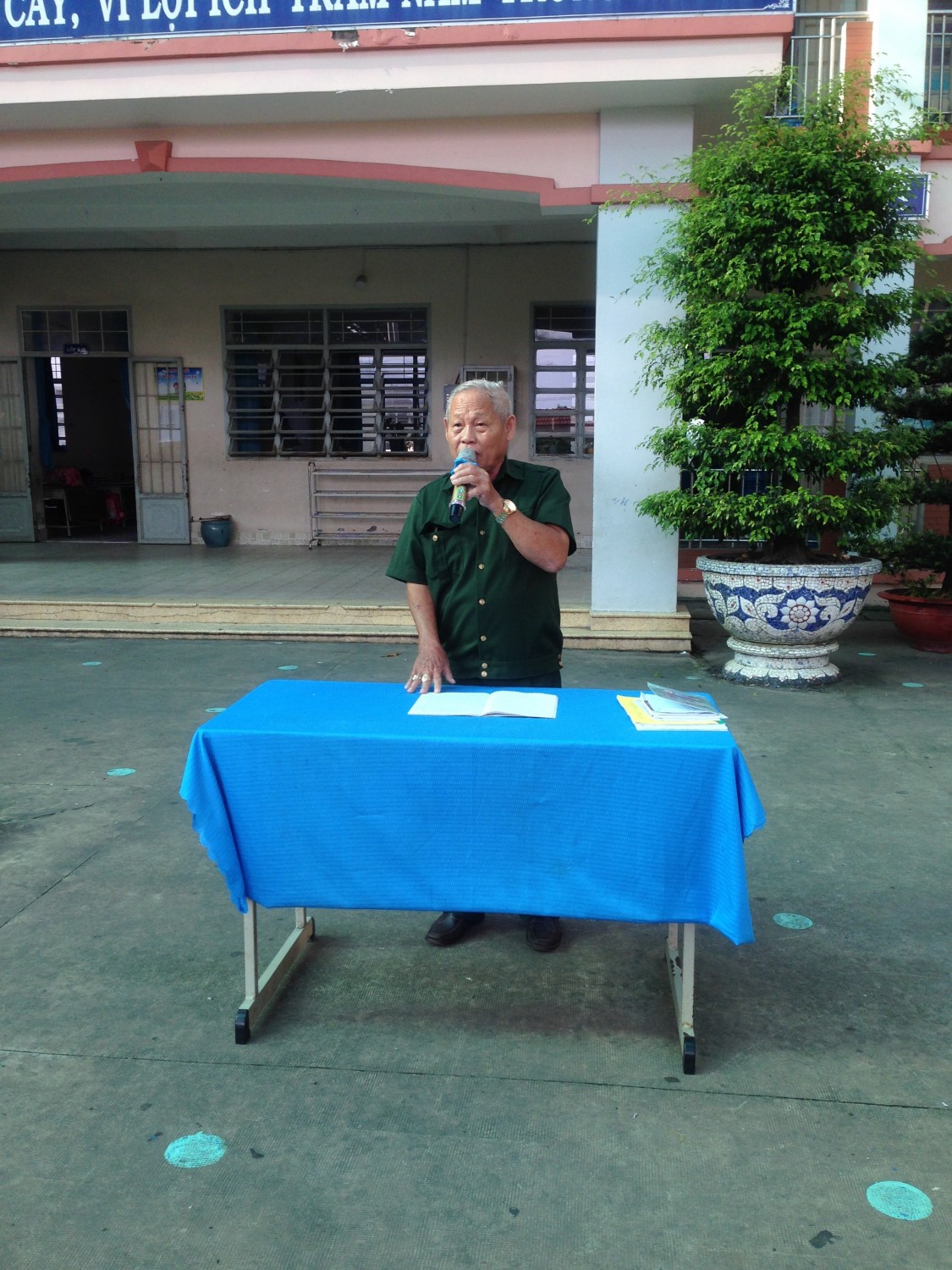 HÌNH ẢNH HỌC SINH TRƯỜNG TIỂU HỌC AN TÂY A NGHE CỰU CHIẾN BINH KỂ CHUYỆN