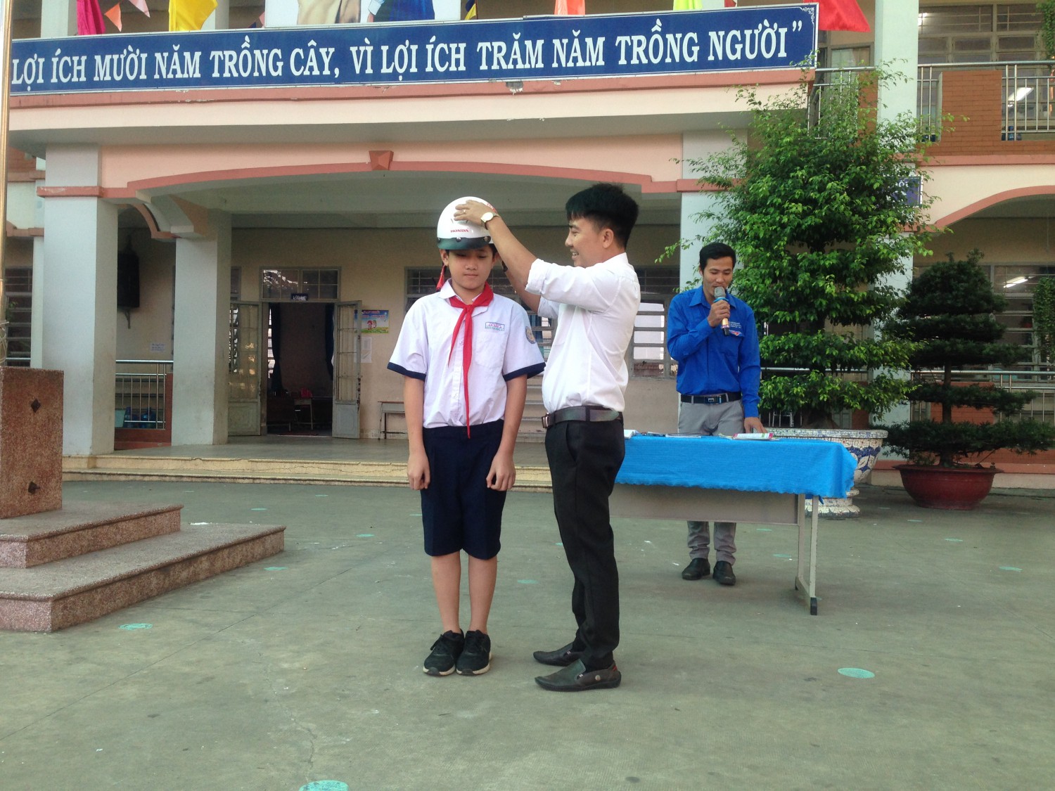 Tổ chức sinh hoạt hướng dẫn các em đội nón bảo hiểm đúng cách