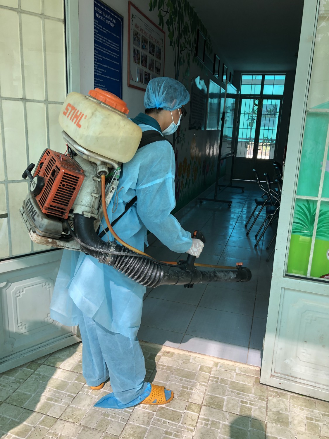 Phun thuốc khử trùng xung quanh khuôn viên trường và lớp học để phòng tránh dịch bệnh Covid-19