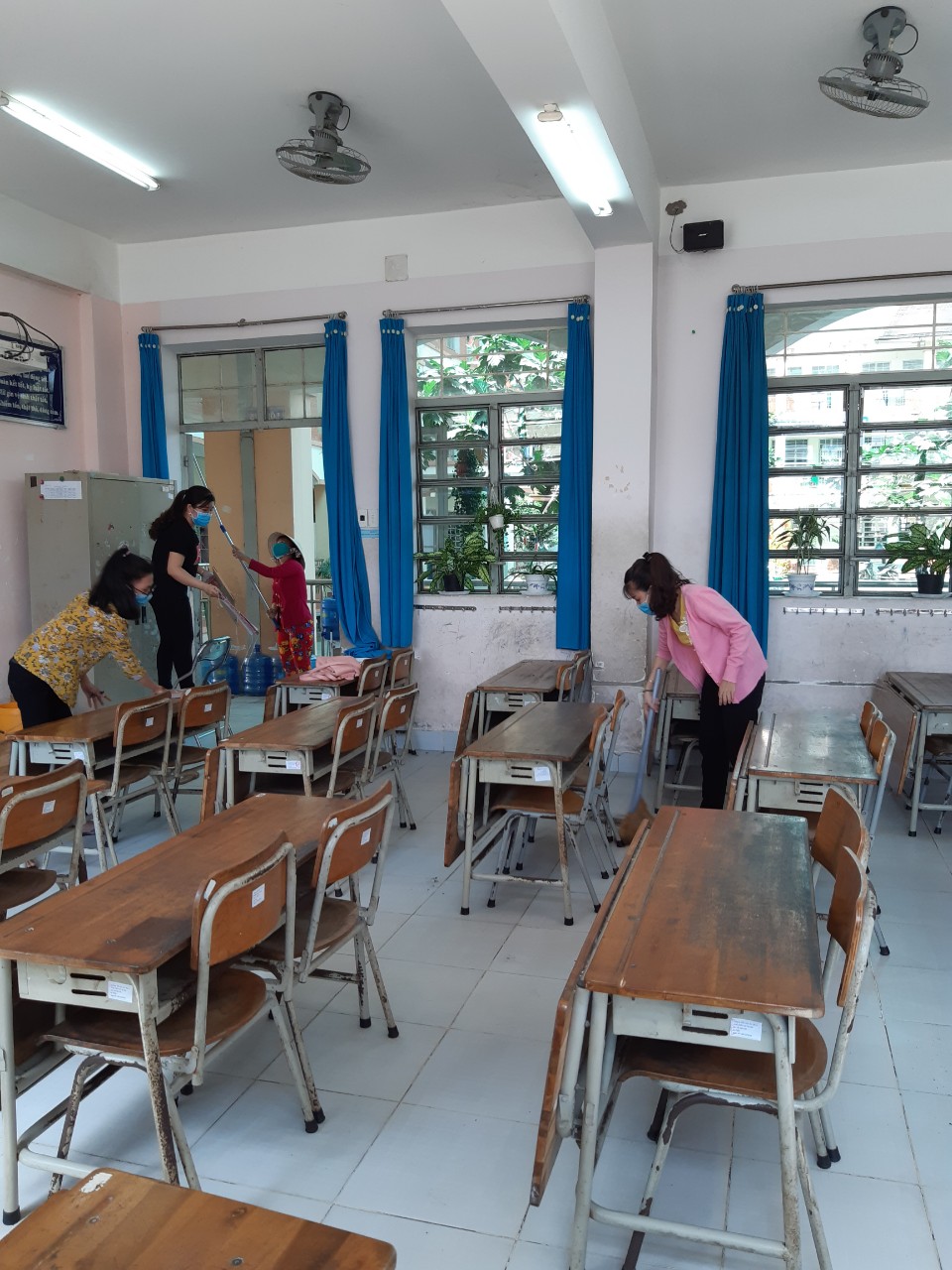 Giáo viên Trường Tiểu học An Tây A cùng nhau dọn dẹp vệ sinh trường lớp để phòng chống dịch bệnh hô hấp do Vi-rút Corona gây ra