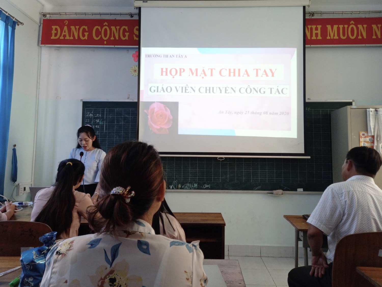 HỌP MẶT CHIA TAY GIÁO VIÊN CHUYỂN CÔNG TÁC
