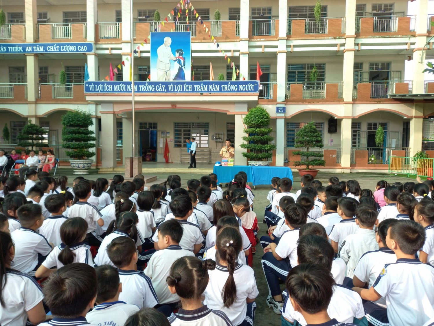 Tuyên truyền về luật ATGT cho học sinh cấp Tiểu học