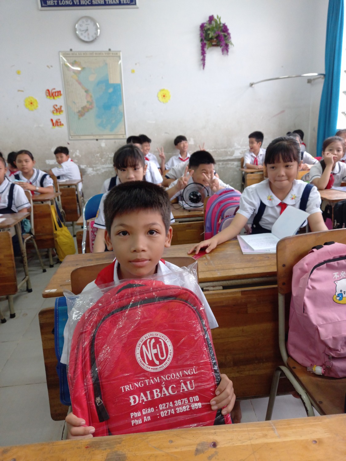 Tặng cặp cho các em học sinh có hoàn cảnh khó khăn