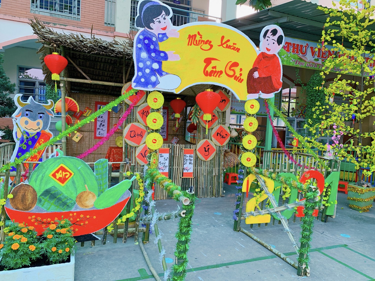 Trang trí nhà xuân đón Tết.